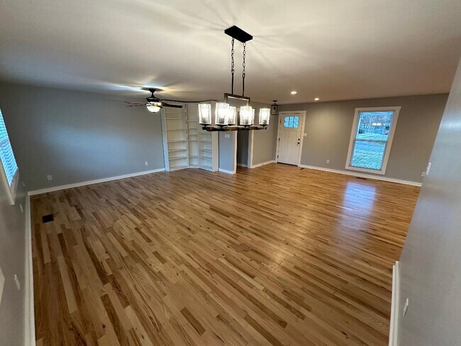 Comedor, sala de estar trasera - 4737 E Circle Dr NW