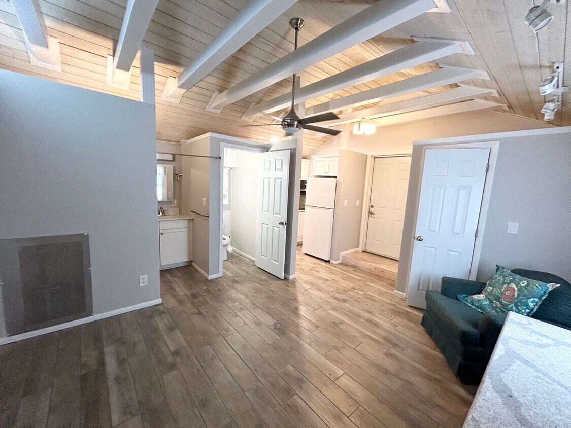 210 1/2 15th Ave N, Saint Petersburg, FL 33704 Condo for Rent in Saint Petersburg, FL