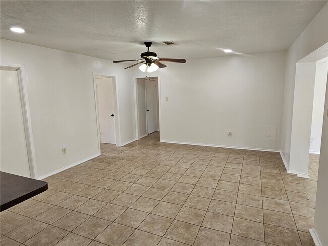 Foto del edificio - 4214 Ember Ln