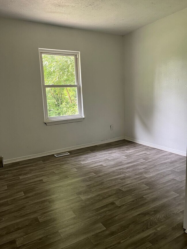 Building Photo - 2 Bedroom Bungalow with a Covered Porch