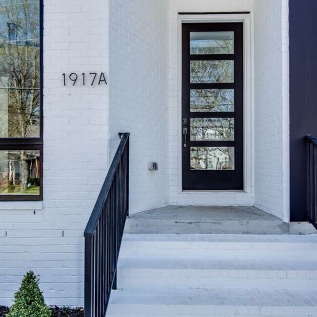 Building Photo - Stunning 4 Bedroom, 3.5 Bath Luxury Home i...