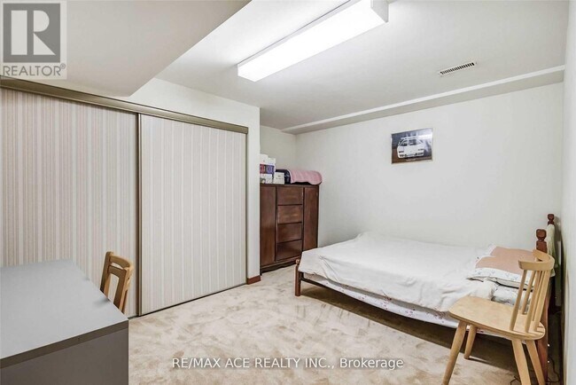 Building Photo - 161 Heale Ave