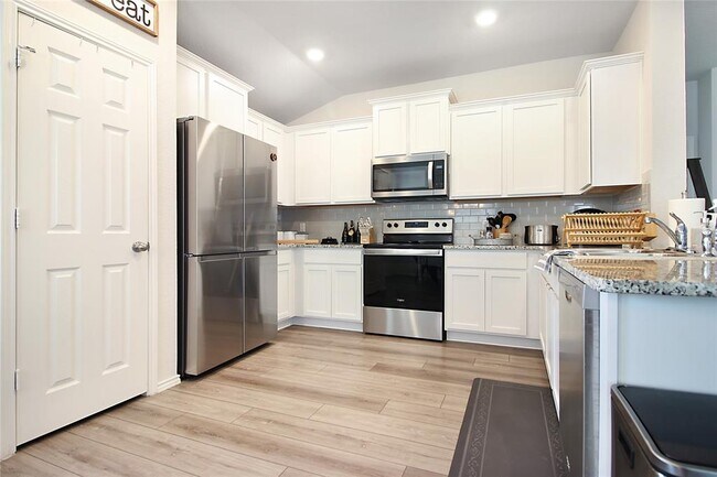 Building Photo - 121 Akston Ct