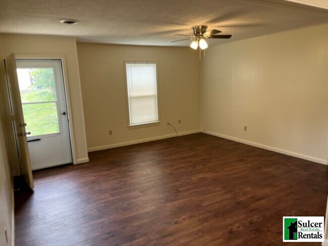 Building Photo - 2 BR Duplex in Secluded Location!