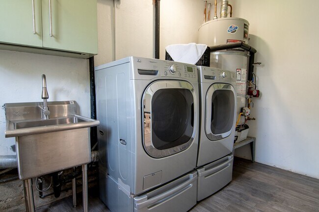 Foto del edificio - Gated Brentwood Circle Family Home