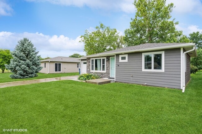 Building Photo - $1400 Rent