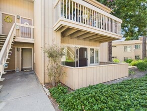 Building Photo - 300 Glenwood Cir