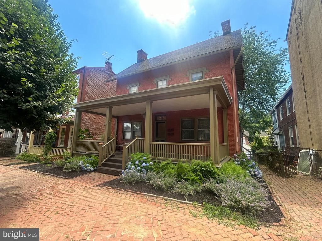 Primary Photo - 218 W Barnard St