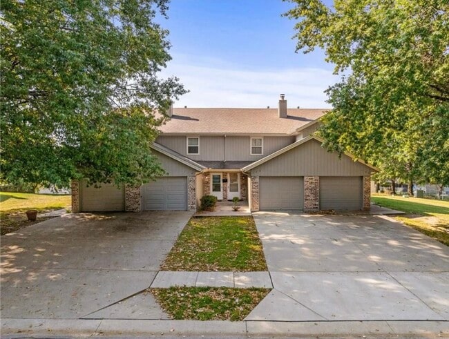 Building Photo - 122 NE Greystone Dr