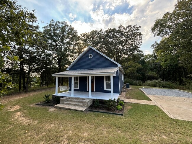 Front - 955 Malone Rd S