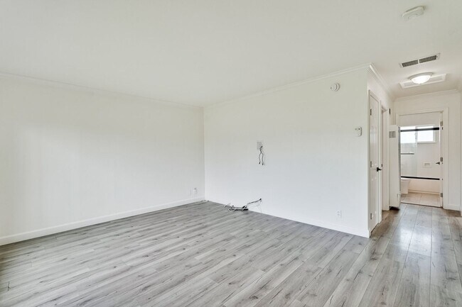 Foto del edificio - Rare 2 Bed 1 Bath Home with Huge Private Backyard