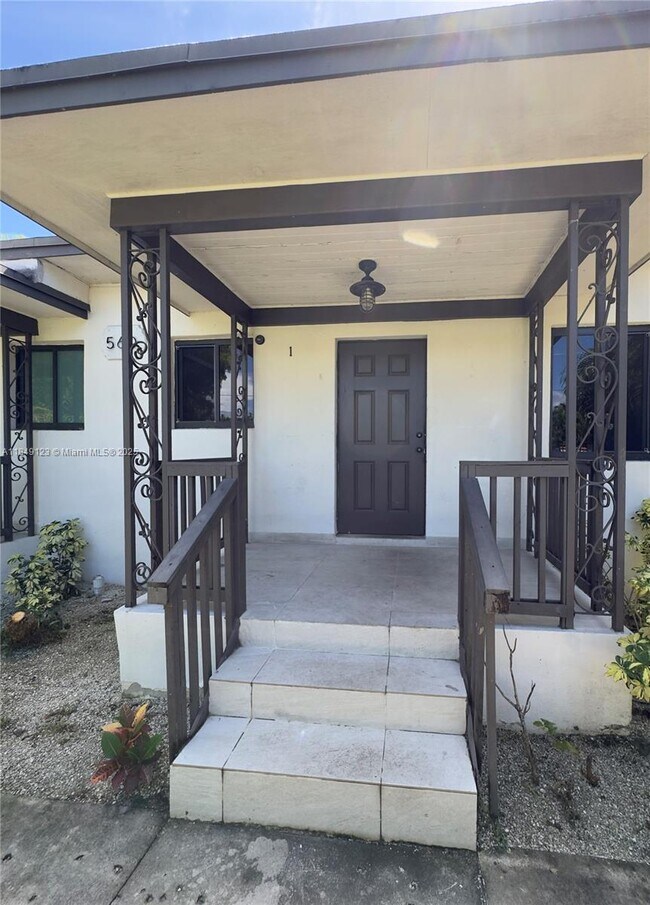 Foto del edificio - 560 NE 69th St