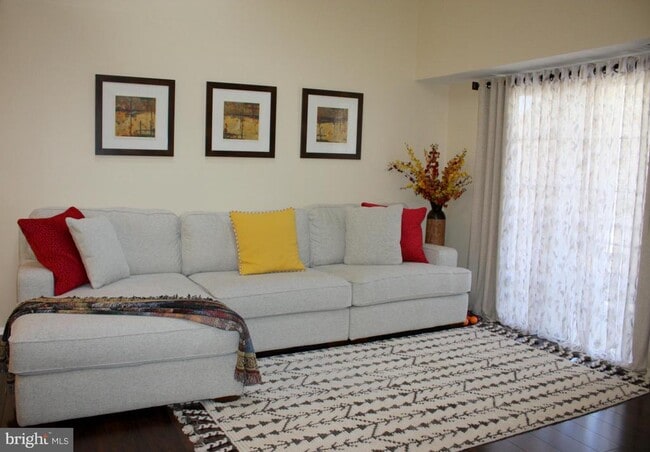 Building Photo - 1810 Society Pl