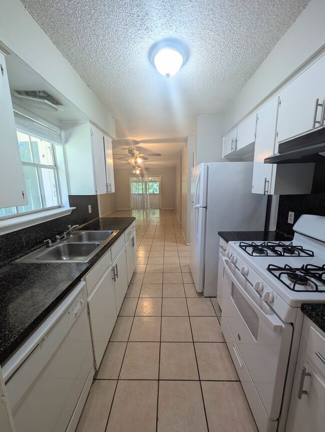 Building Photo - 3004 Pecan Springs Rd