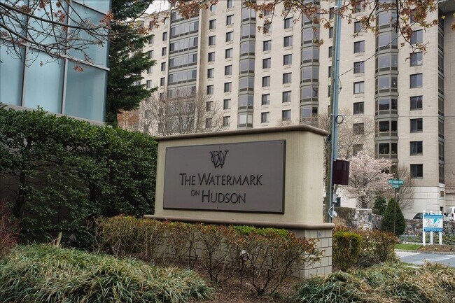 Foto del edificio - 8100 River Rd