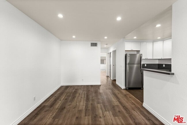 Building Photo - 6212 Fulton Ave