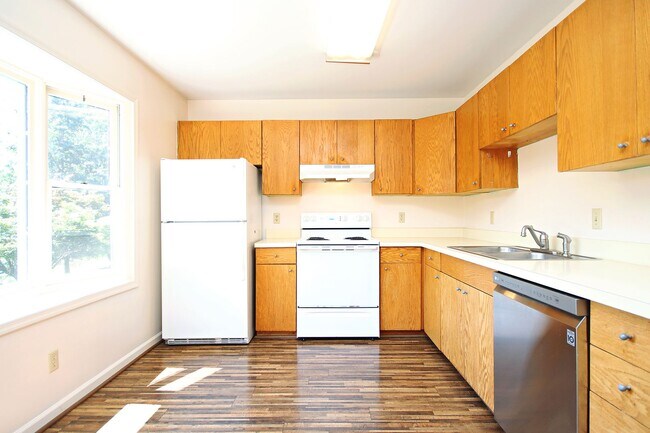 Foto del edificio - Brick Duplex With Convenient Rio Rd Location
