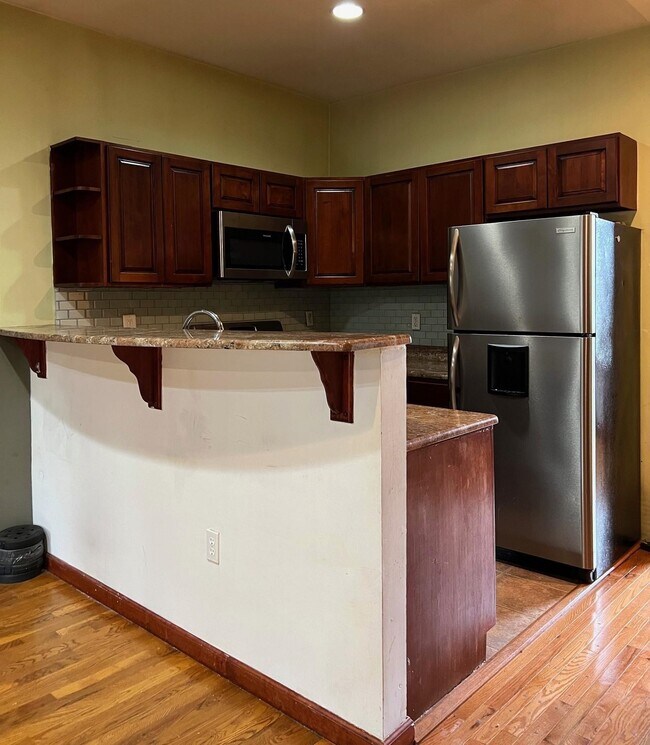 Foto del edificio - 243 Pearsall Ave