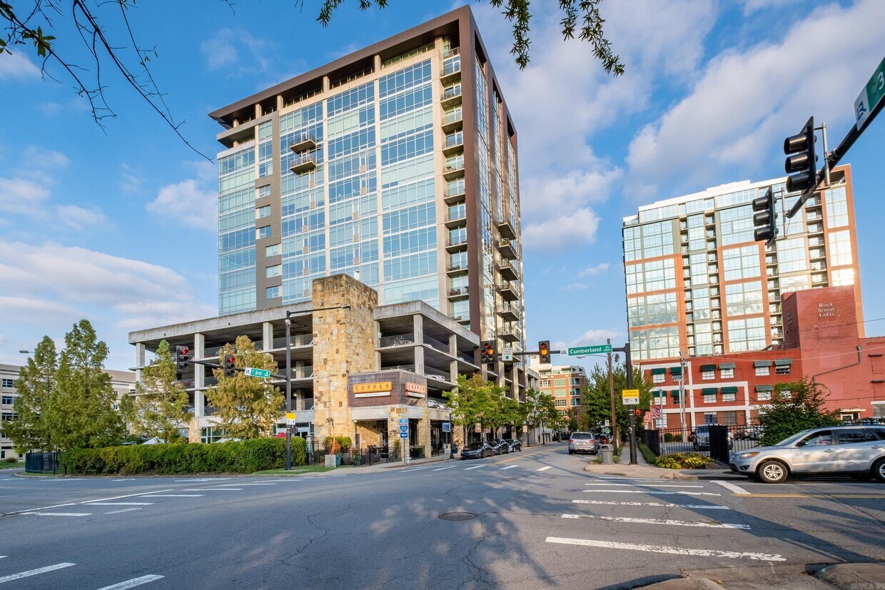 Foto principal - 300 E 3rd St