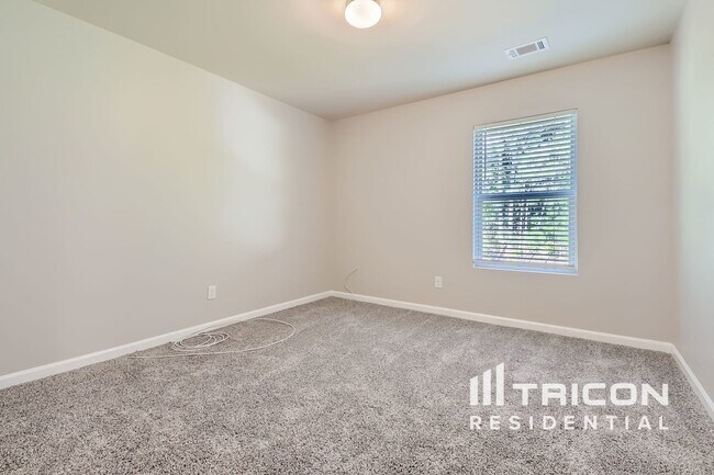 Building Photo - 411 Lake Ridge Ln