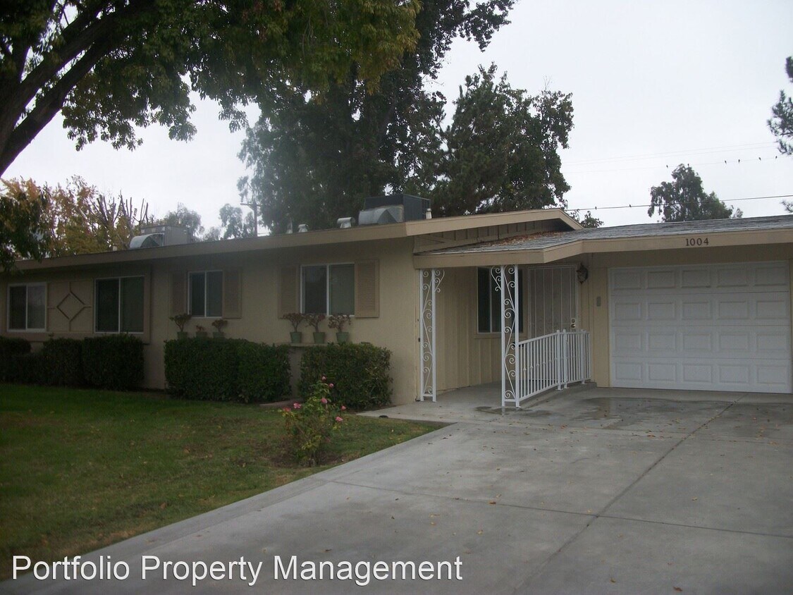Primary Photo - 2 br, 2.5 bath House - 1004 RIVER OAKS DR.