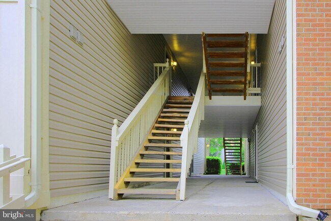 Building Photo - 3801 Ridge Knoll Ct