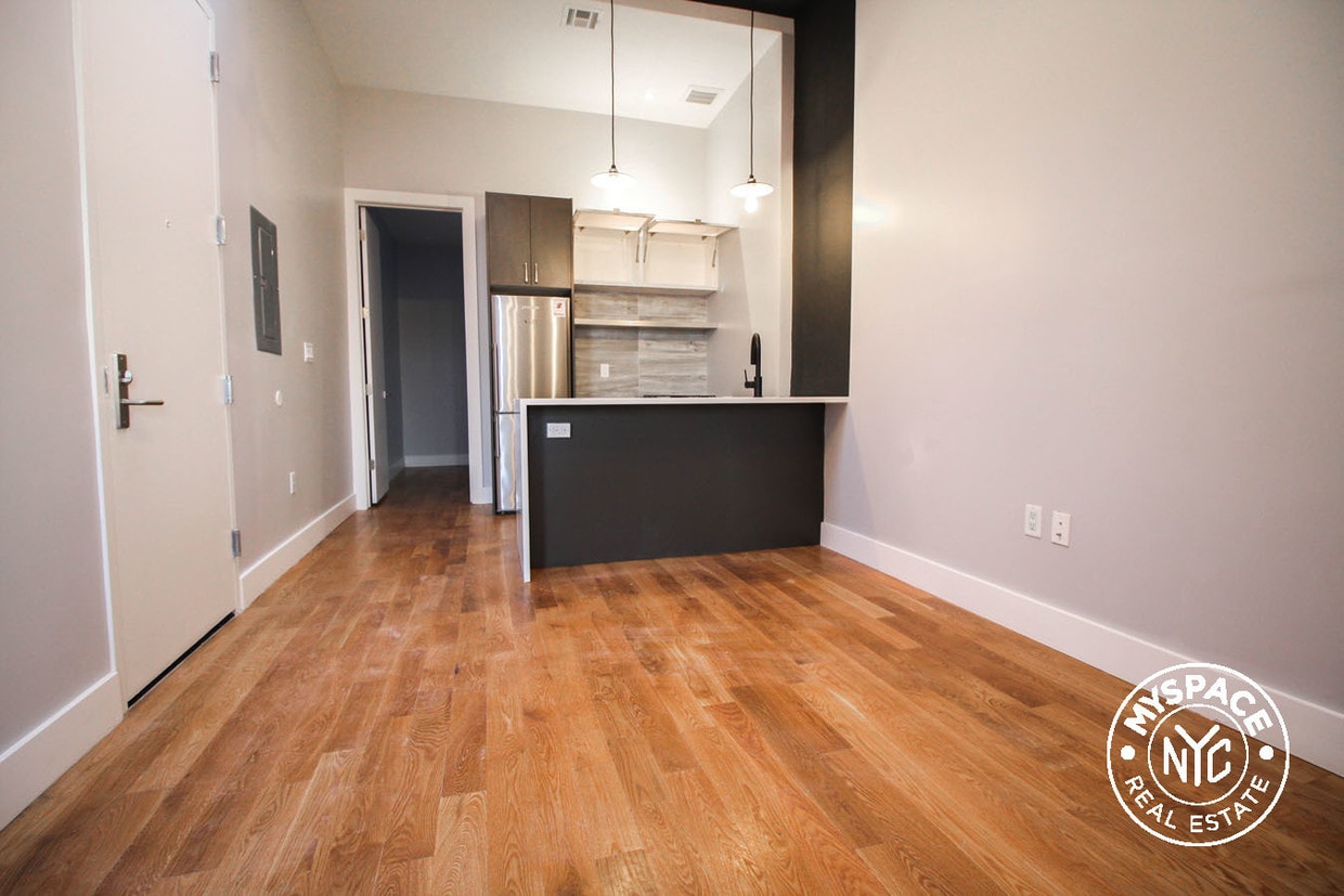 Foto principal - 829 Monroe St