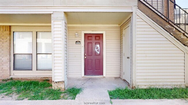 Building Photo - 1005 Spring Loop