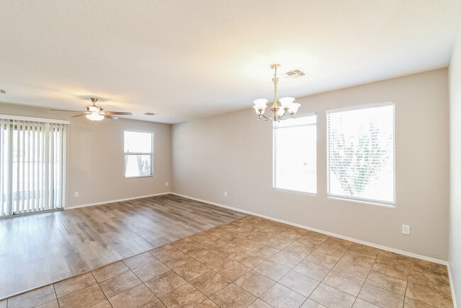 Building Photo - 1126 E Daniella Dr