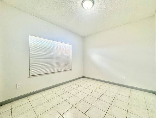 Building Photo - Single Family 3/2 Home