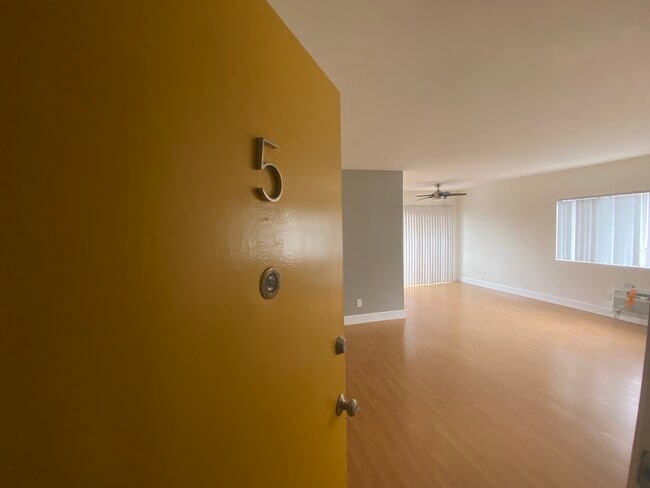 Building Photo - 4423 Ambrose Ave