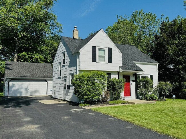 Building Photo - Charming 4 Bedroom Home in Desirable Snyde...