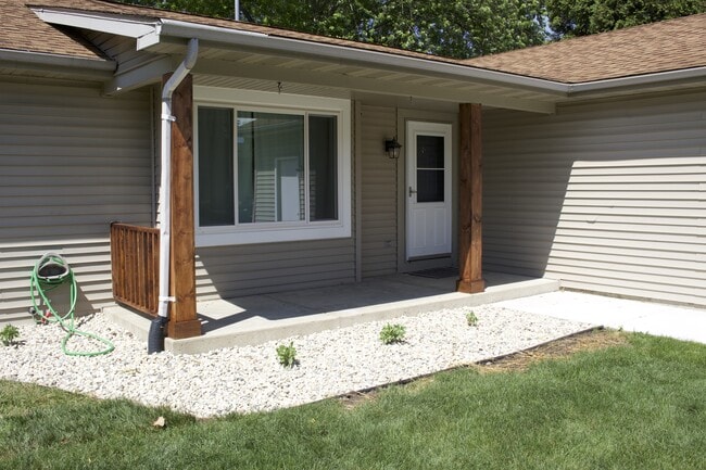 Building Photo - 2812 Stonebridge Dr