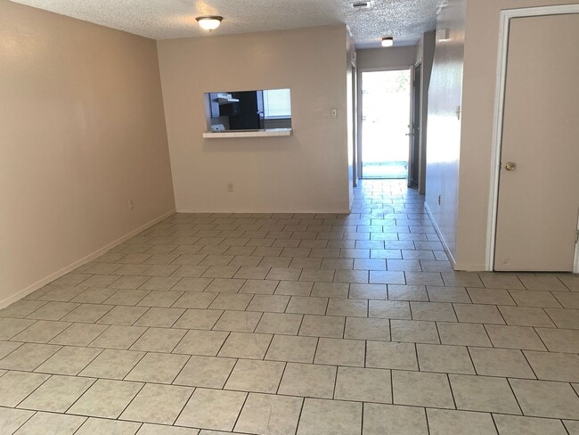 Building Photo - 2 bedroom 2 bath town home in a gated comm...