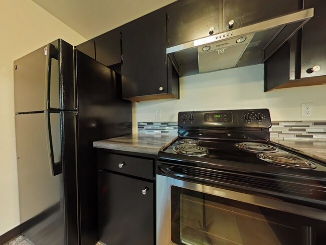 Building Photo - 1 Bedroom Apartment ~ Close to Campus ~ Sm...