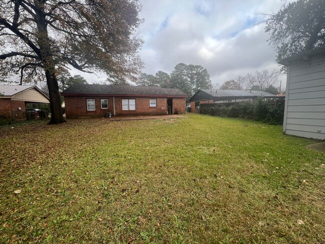 Building Photo - 3 bedroom 1 bathroom brick home in West Tu...