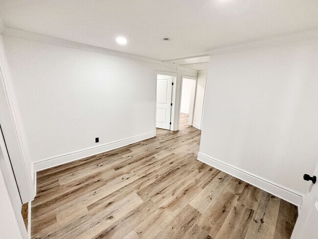 Building Photo - Totally updated 3BR/ 2BA home in historic ...