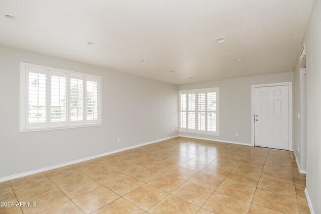 Foto del edificio - 1227 E Wayland Dr
