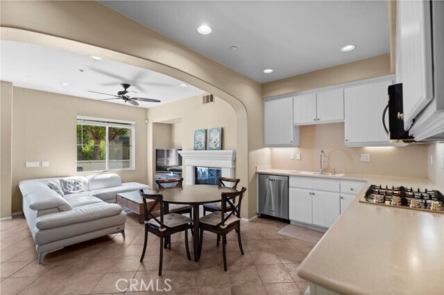 Building Photo - 18 Moonstone
