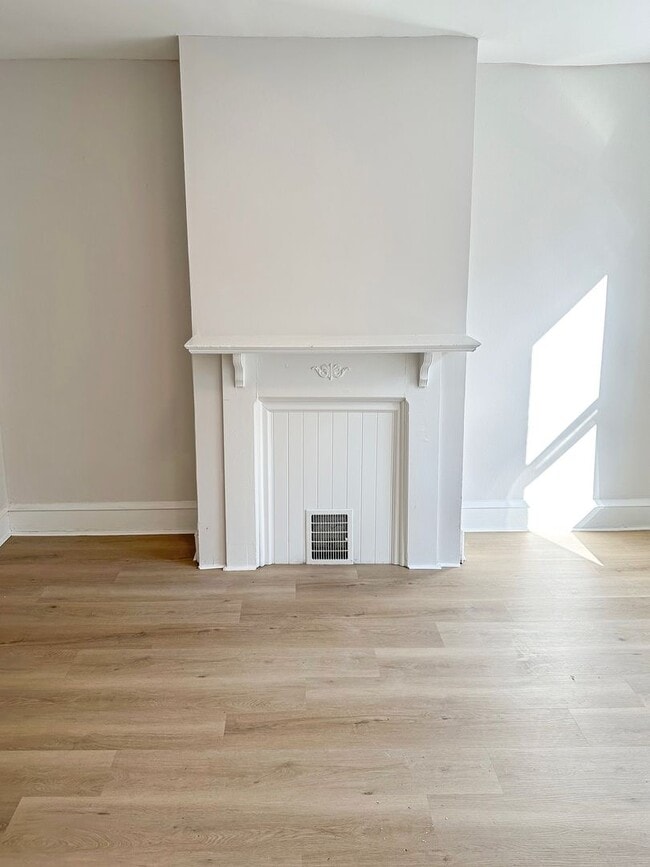 Building Photo - Modern Charm: Newly Renovated Three-Bedroo...