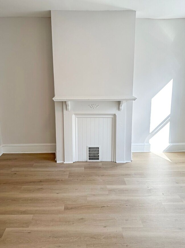 Foto del edificio - Modern Charm: Newly Renovated Three-Bedroo...