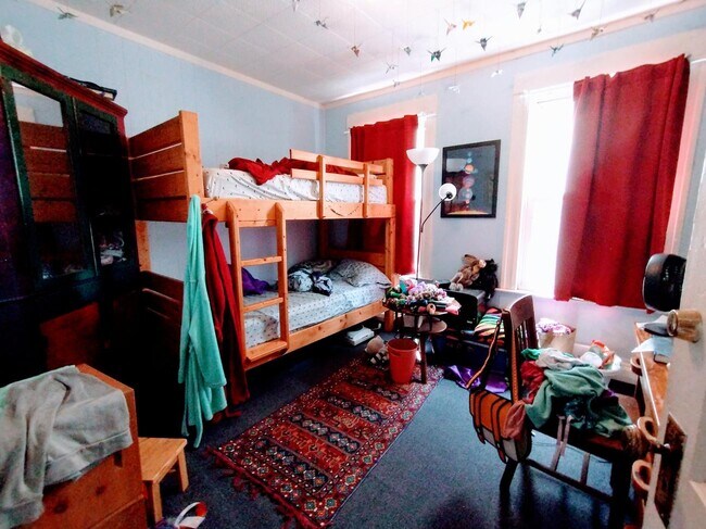 Back Bedroom - 25 Magnus Ave