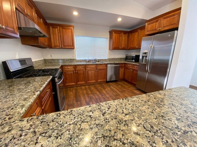 Building Photo - Large 3bd/2ba Detached House with Garage a...