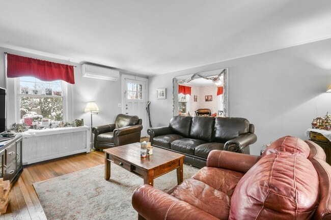 Foto del edificio - 1083 Hunter Ave