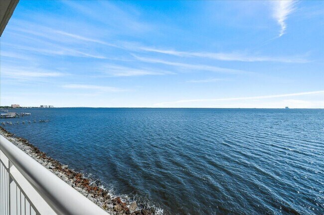 Foto del edificio - 1825 Riverside Dr