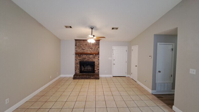 Foto del edificio - 3 bedroom 2 bath house available for rent!