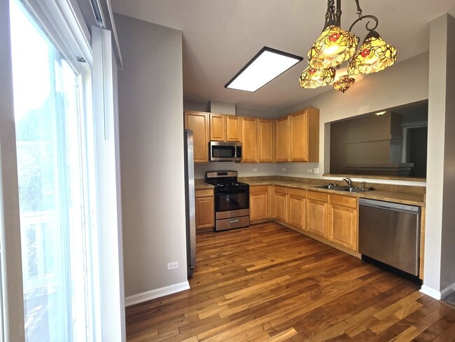 Building Photo - 652 S Rosehall Ln