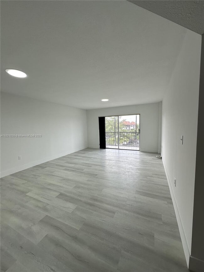 Building Photo - 4174 Inverrary Dr