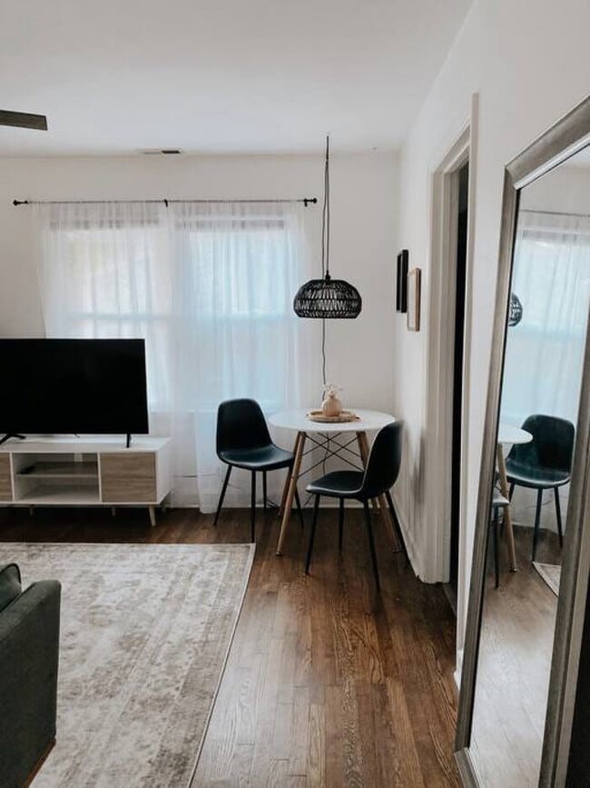 Foto del edificio - Cozy Mid-Century Modern House, walk to Sta...