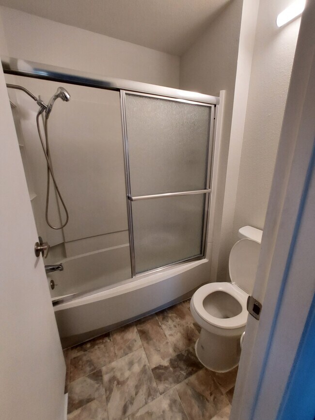 Building Photo - 1006 Pinewood Ter